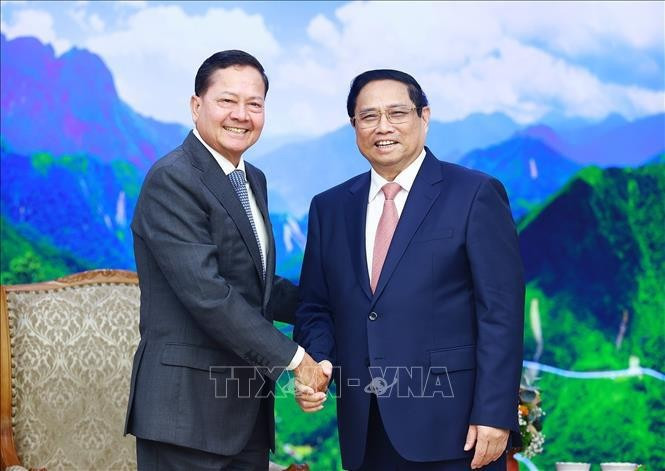 Le Premier ministre Pham Minh Chinh (droite) et le vice-Premier ministre cambodgien Neth Savoeun. Photo : VNA