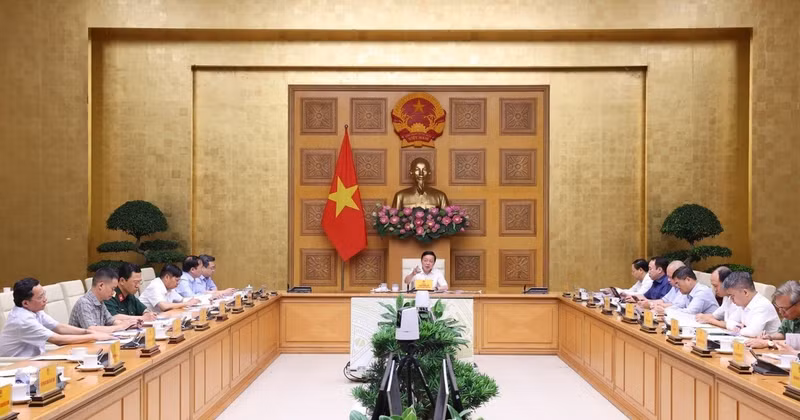 Le vice-Premier ministre Tran Hong Ha préside la réunion. Photo : VNA.