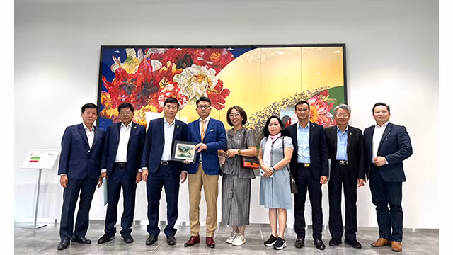 La délégation de la province de Dông Thap visite le groupe BYNAS de production de Robot. Photo : baodongthap.vn