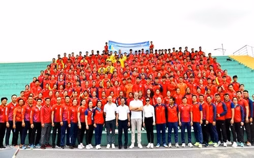 Deux cents avironniers et canoéistes vietnamiens accueillent l'ambassadeur de France, Olivier Brochet. Photo : tdtt.gov.vn