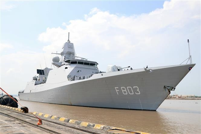 La frégate HNLMS Tromp de la Marine royale néerlandaise jette l'ancre au port Chua Ve. Photo : VNA.