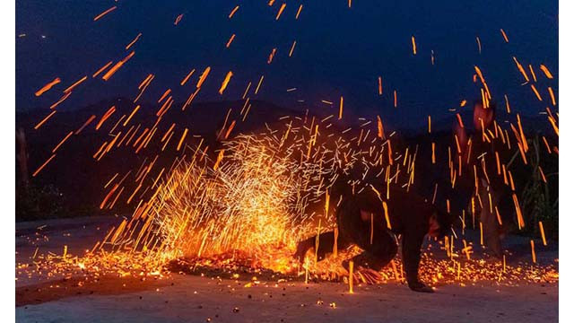 La fête de la danse du feu de Ban Vuong du district de Ba Che. Photo : baodautu.vn