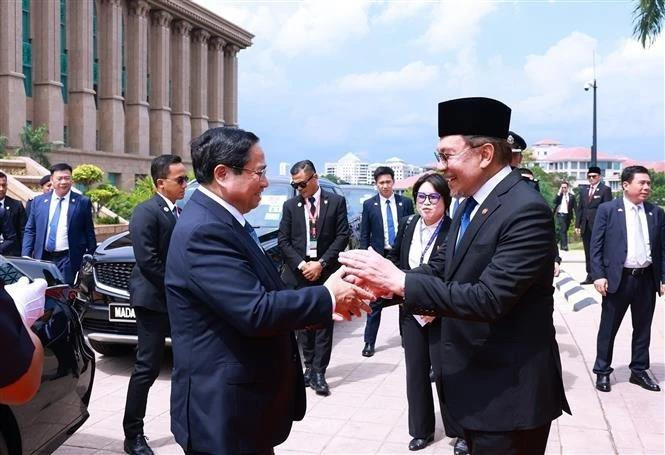 Le Premier ministre malaisien Anwar Ibrahim a accueilli le Premier ministre vietnamien Pham Minh Chinh (gauche). Photo : VNA.