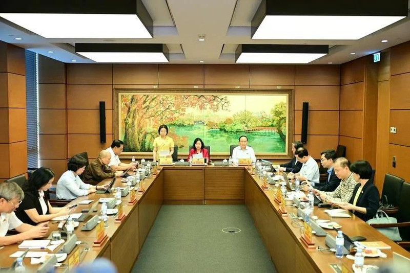 Des députés discutent en groupe. Photo : VNA.