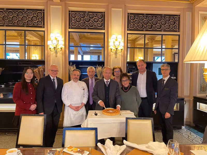 L’Ambassadeur du Vietnam en France, M. Dinh Toan Thang, M. Co Minh Duc, secrétaire général de l’AFS, et les membres de l'AFS. Photo : AFS.