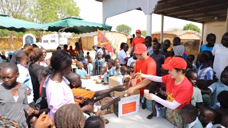 L'Unité du génie n°3 du Vietnam, en mission au sein de l’UNISFA, a collaboré avec la délégation du ministère de la Défense et du ministère de la Sécurité publique pour organiser le programme « Journée internationale de l’enfance du 1er juin – Partager l’amour, illuminer les sourires » à l’intention des enfants à Abyei. Photo: nhandan.vn 