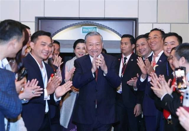 Le secrétaire général du Parti communiste du Vietnam, To Lam, et des Vietnamiens de Russie. Photo : VNA.