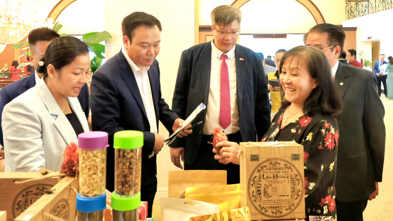 Des entrepreneurs sud-coréens ont visité et découvert les produits agricoles de Lam Dong. Photo : baolamdong.vn