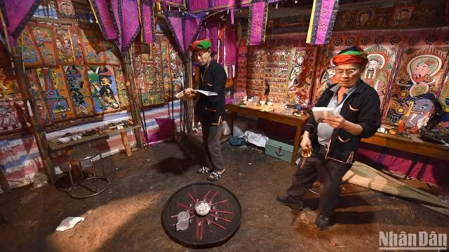 La cérémonie « cấp sắc » est un rituel spirituel obligatoire dans la vie des Dao rouges, particulièrement pour les hommes âgés de 10 ans et plus. Photo : nhandan.vn