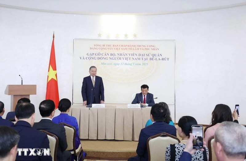 Le secrétaire général du Parti communiste du Vietnam, Tô Lâm s'exprime devant le personnel de l’ambassade du Vietnam et des représentants de la communauté vietnamienne en Biélorussie. Photo : VNA.