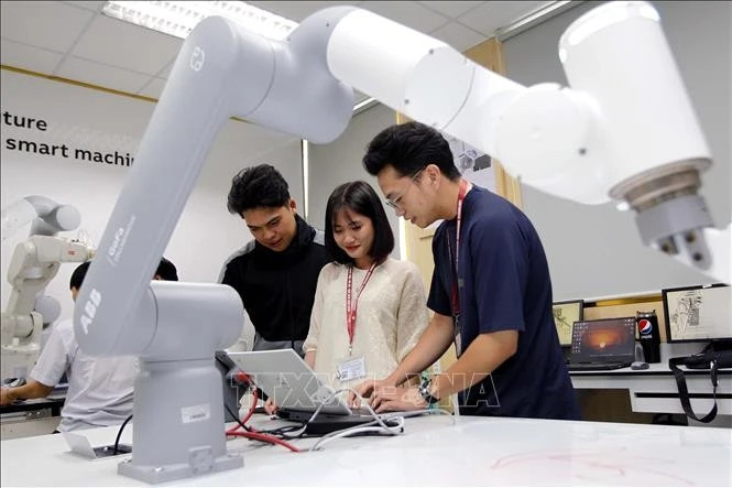 Étudiants du laboratoire de robotique de l'Université d'industrie de Ho Chi Minh-Ville. Photo : VNA.