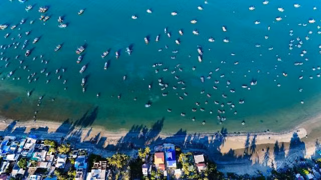 La pêche constitue l'activité économique principale des habitants. Les pêcheurs prennent la mer dès l’aube pour capturer des poissons, des crevettes, des calamars et bien d’autres produits de la mer. Photo : Khang Océan