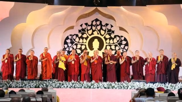 Rituel bouddhiste traditionnel de prière pour la paix dans le monde. Photo: VNA