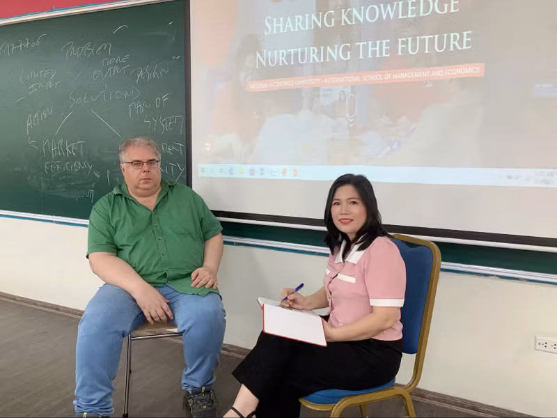 La journaliste du Journal Nhân Dân interviewe M. Daniel Van Houtte sur les transformations du Vietnam, 50 ans après la réunification du pays. Photo: Minh Hanh/NDEL