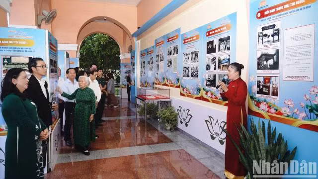 Les 135 documents et images exposés sont répartis en quatre parties : Partie 1 : Saïgon - Gia Dinh dans les années 1910, lorsque Nguyên Tât Thành est parti en quête de salut national ; Partie 2 : L’homme en quête de l’image de la Patrie ; Partie 3 : Le Sud dans le cœur du Président ; Partie 4 : Hô Chi Minh-Ville, brillant éternellement du nom du Président. Photo : nhandan.vn