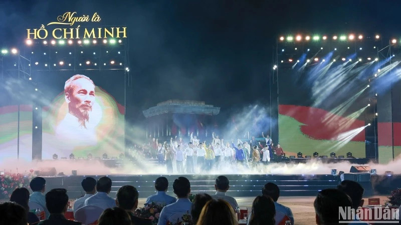 Une performance artistique lors du programme spécial intitulé « Il est Hô Chi Minh ». Photo : nhandan.vn