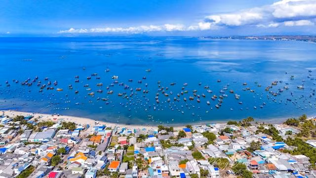 Selon Khang Océan, une expérience inoubliable à Mui Ne est de se promener le long de la plage pour profiter de l’air frais et observer la vie quotidienne. « La plage de Mui Ne n’est pas trop fréquentée, ce qui en fait un lieu de détente naturel », a-t-il confié. Photo : Khang Océan
