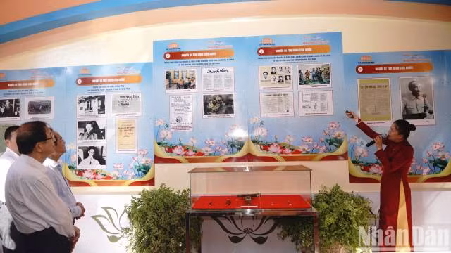 135 documents et images exposés dans cette exposition thématique illustrent l’amour profond du Président Hô Chi Minh pour le Sud et la profonde affection du peuple du Sud envers le Président. Cet attachement fut l’un des facteurs clés ayant contribué à la Grande victoire du Printemps de 1975, qui a conduit à la libération complète du Sud et à la réunification du pays. Photo : nhandan.vn