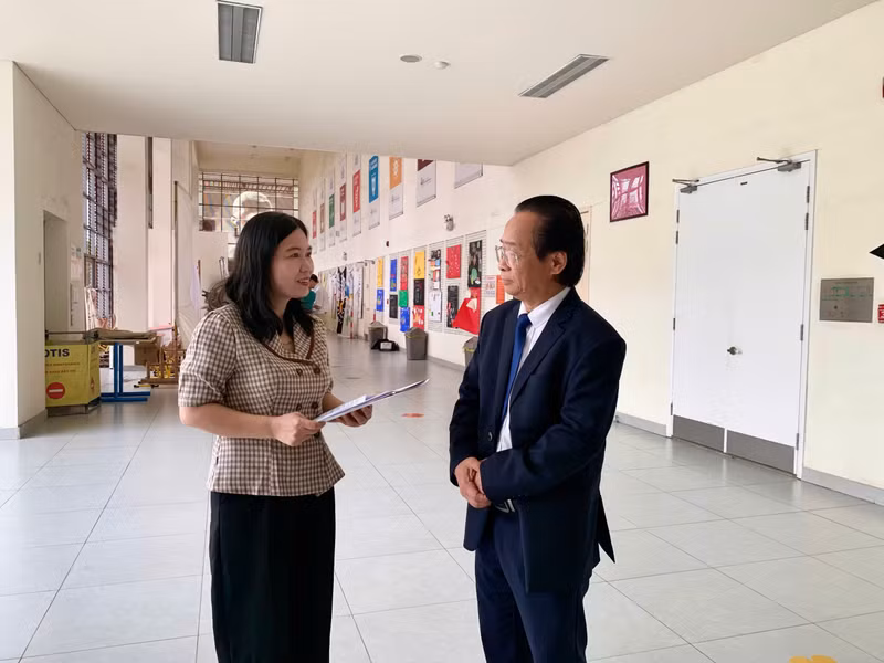 L'entretien avec M. Nguyen Lan Trung – vice-président de l’Association d’Amitié et de Coopération Vietnam – France, et vice-président et secrétaire général de l’Association de liaison avec les Vietnamiens à l’étranger. Photo : Minh Hanh/NDEL.