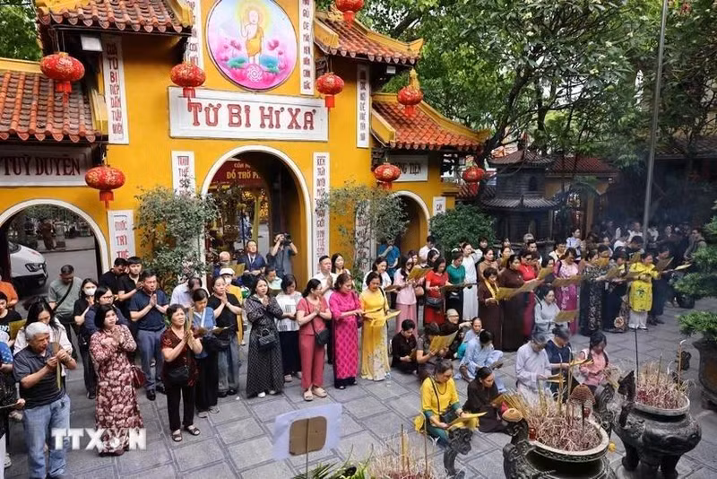 Un grand nombre de bouddhistes assiste aux célébrations du Vesak 2025. Photo: VNA