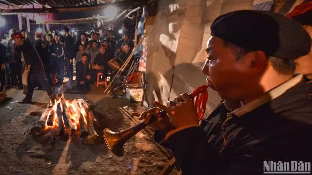 Chaque geste rituel exprime le savoir culturel local. Photo : nhandan.vn