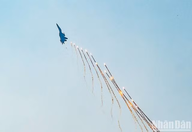 [Photos] Spectaculaire démonstration de l’Armée de l’air à l’occasion du 50e anniversaire de la Libération du Sud et de la Réunification du pays ảnh 6
