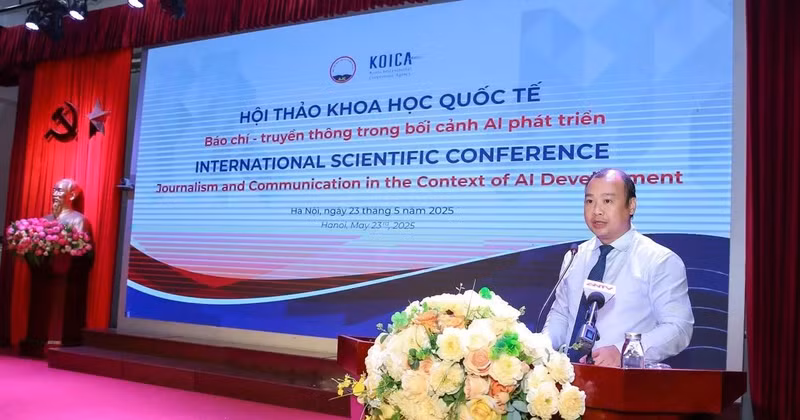 Le vice-ministre permanent de la Culture, des Sports et du Tourisme, Le Hai Binh, s'exprime lors de la conférence. Photo : Hai Tran. 