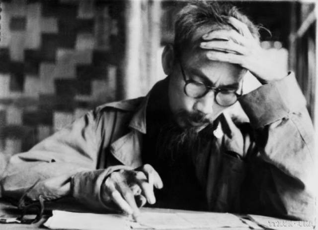Le Président Ho Chi Minh à Viêt Bac durant la guerre de résistance contre le colonialisme français. Photo : VNA.