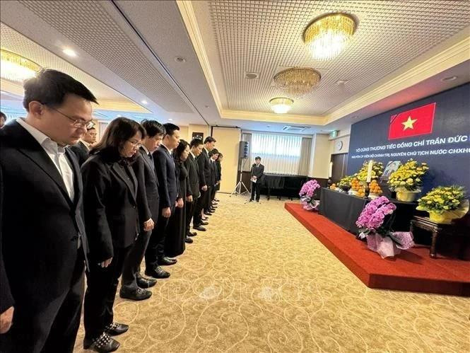 Les ambassades vietnamiennes en Asie rendent hommage à l'ancien président Tran Duc Luong