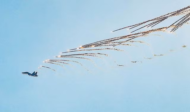 Des habitants regardent les hélicoptères survoler la zone du marché Ben Thanh, symbole emblématique de la ville. Photo : nhandan.vn