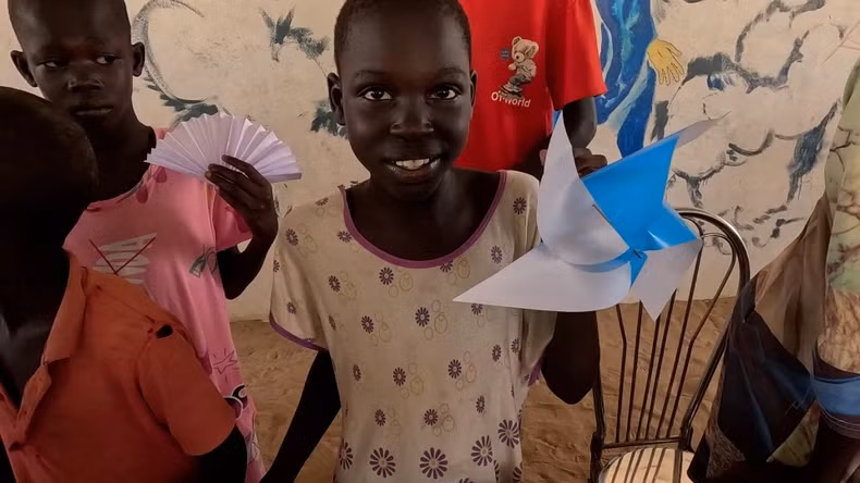 Les enfants ont été ravis par les jouets en papier qu’ils ont eux-mêmes confectionnés. Photo : nhandan.vn