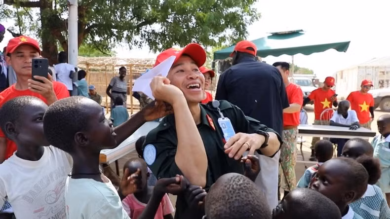 Ces jeux, réalisés à partir de matériaux artisanaux simples, ont pourtant suscité un grand enthousiasme chez les enfants. Photo : nhandan.vn