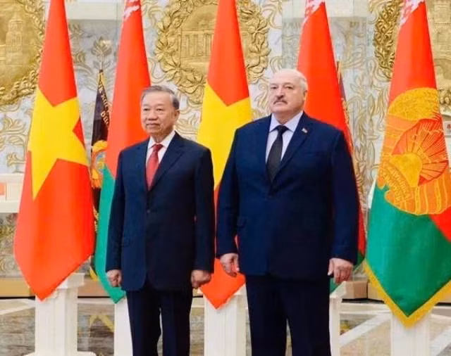 Le secrétaire général du Parti communiste du Vietnam (PCV), Tô Lâm (à gauche), et le président biélorusse Alexandre Loukachenko, à Minsk, le 12 mai. Photo : VNA