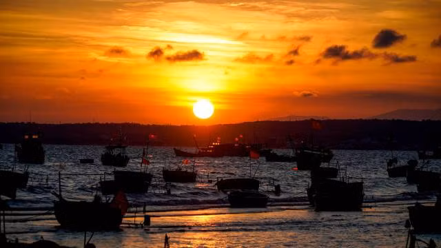 C’est le moment idéal pour les visiteurs de découvrir la culture locale, où les échanges entre pêcheurs et commerçants se déroulent dans une atmosphère vibrante. Photo : Khang Océan