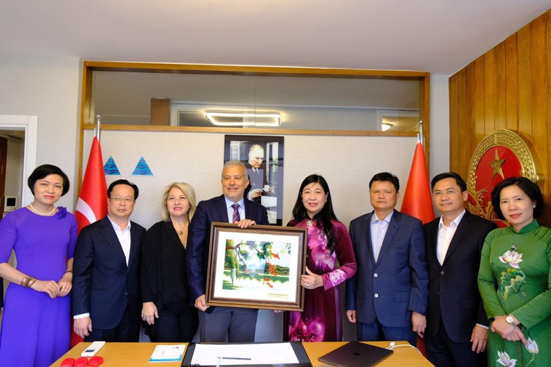 Lors de la rencontre entre la délégation de Hanoï et le bureau consulaire d’honneur du Vietnam à Istanbul. Photo: HAUFO