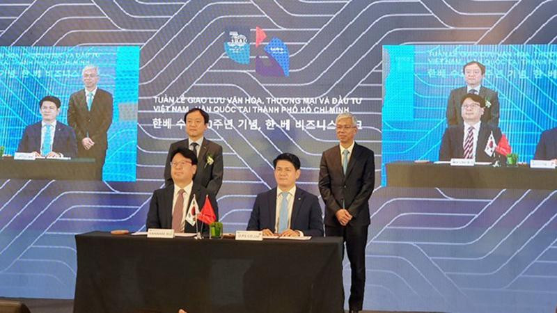 Les représentants des entreprises vietnamiennes et sud-coréennes signent un accord de coopération. Photo : Bao nguoi lao dong