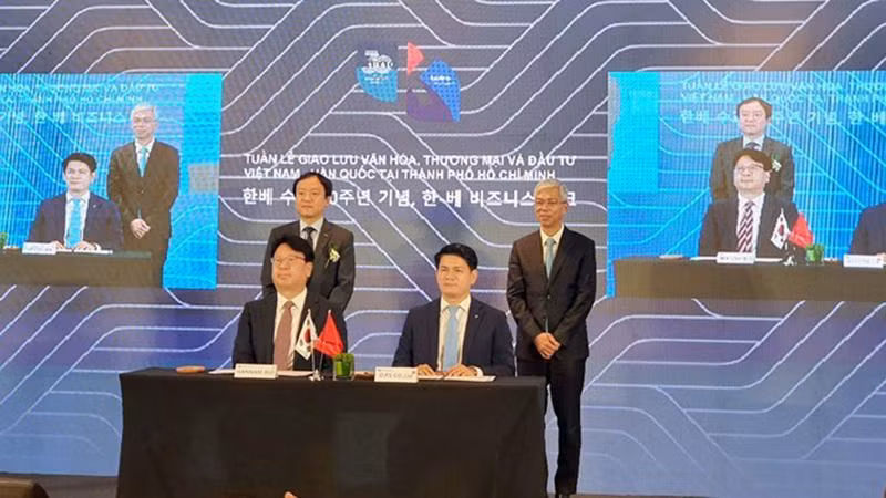 Les représentants des entreprises vietnamiennes et sud-coréennes signent un accord de coopération. Photo : Bao nguoi lao dong