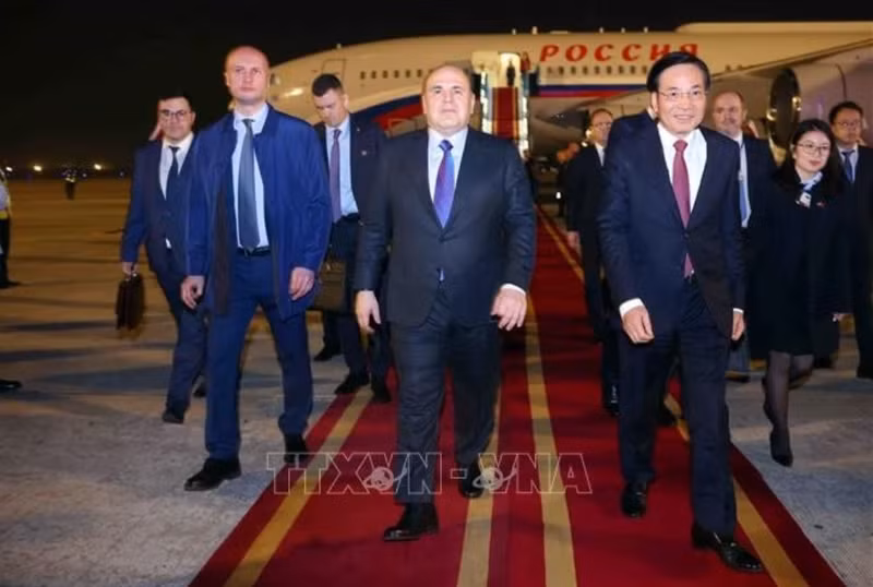 Le Premier ministre russe, Mikhaïl Vladimirovitch Michoustine, à l’aéroport international de Noi Bai. Photo : VNA.