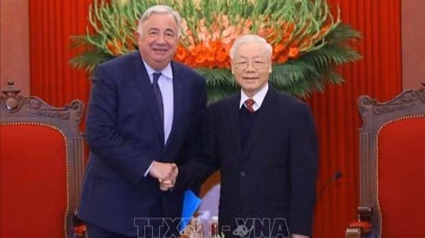 Le Secrétaire général du Parti communiste du Vietnam (PCV), Nguyên Phu Trong (à droite), et le Président du Sénat français, Gérard Larcher. Photo : VNA.