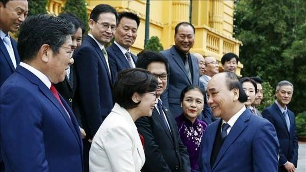 Le Président Nguyên Xuân Phuc avec des représentants d’organisations des citoyens sud-coréens vivant et travaillant au Vietnam. Photo : VNA.