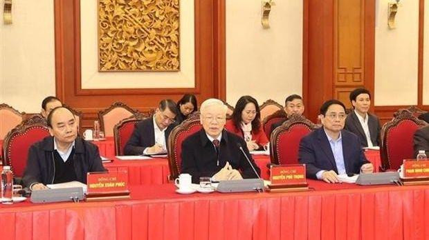 Le secrétaire général du Parti, Nguyen Phu Trong (au centre) lors de la réunion du Bureau politique. Photo : VNA