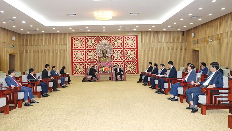 Lors de la rencontre entre le secrétaire du Comité provincial du Parti de Nghê An, Thai Thanh Quy, et l’ambassadeur de Singapour au Vietnam, Jaya Ratnam. Photo: thoidai.com.vn