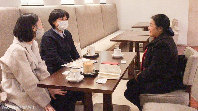 La présidente de l’Union des Organisations d’Amitié du Vietnam, Nguyên Phuong Nga, et les responsables du KOCUN. Photo : baoquote.vn