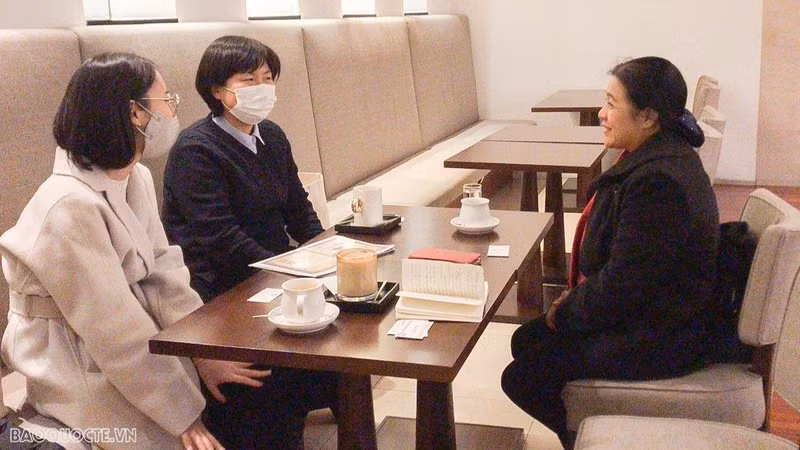 La présidente de l’Union des Organisations d’Amitié du Vietnam, Nguyên Phuong Nga, et les responsables du KOCUN. Photo : baoquote.vn