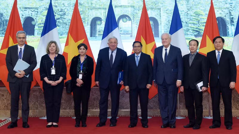 Le Premier ministre Pham Minh Chinh (4e à droite) et le président du Sénat français, Gérard Larcher (4e à gauche). Photo : Trân Hai/NDEL.