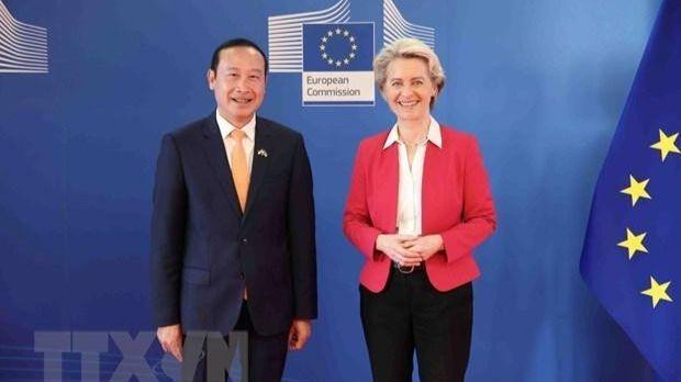 L'ambassadeur du Vietnam en Belgique chargé du Grand-Duché de Luxembourg, également chef de la Mission du Vietnam auprès de l'UE, Nguyên Van Thao, et la présidente de la CE, Ursula von der Leyen. Photo : VNA.