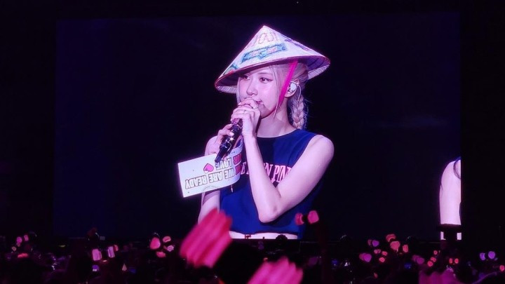 Blackpink porte le « nón lá » lorsqu'elle se produisait au Vietnam. Photo : thoidai.com.vn