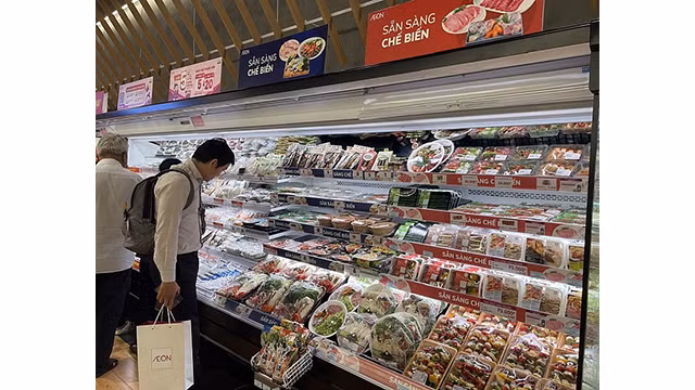 Les produits prêts-à-manger, prêts à cuire, produits surgelés de haute qualité sont les plus choisis par les clients dans le nouveau quartier de la ville de Binh Duong. Photo: congthuong.vn Les produits prêts-à-manger, prêts à cuire, produits surgelés de haute qualité sont les plus choisis par les clients dans le nouveau quartier de la ville de Binh Duong. Photo: congthuong.vn