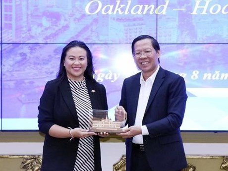 Le président du Comité populaire de Hô Chi Minh-Ville, Phan Van Mai et Mme Sheng Thao, en visite de travail dans la mégapole du Sud. Photo : VNA.