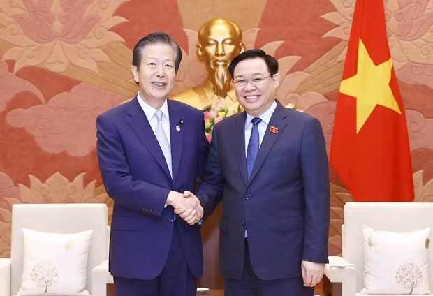 Le Président du Parti japonais Komeito, Yamaguchi Natsuo (gauche) et le Président de l'AN du Vietnam Vuong Dinh Hue. Photo: VNA Le Président du Parti japonais Komeito, Yamaguchi Natsuo (gauche) et le Président de l'AN du Vietnam Vuong Dinh Hue. Photo: VNA